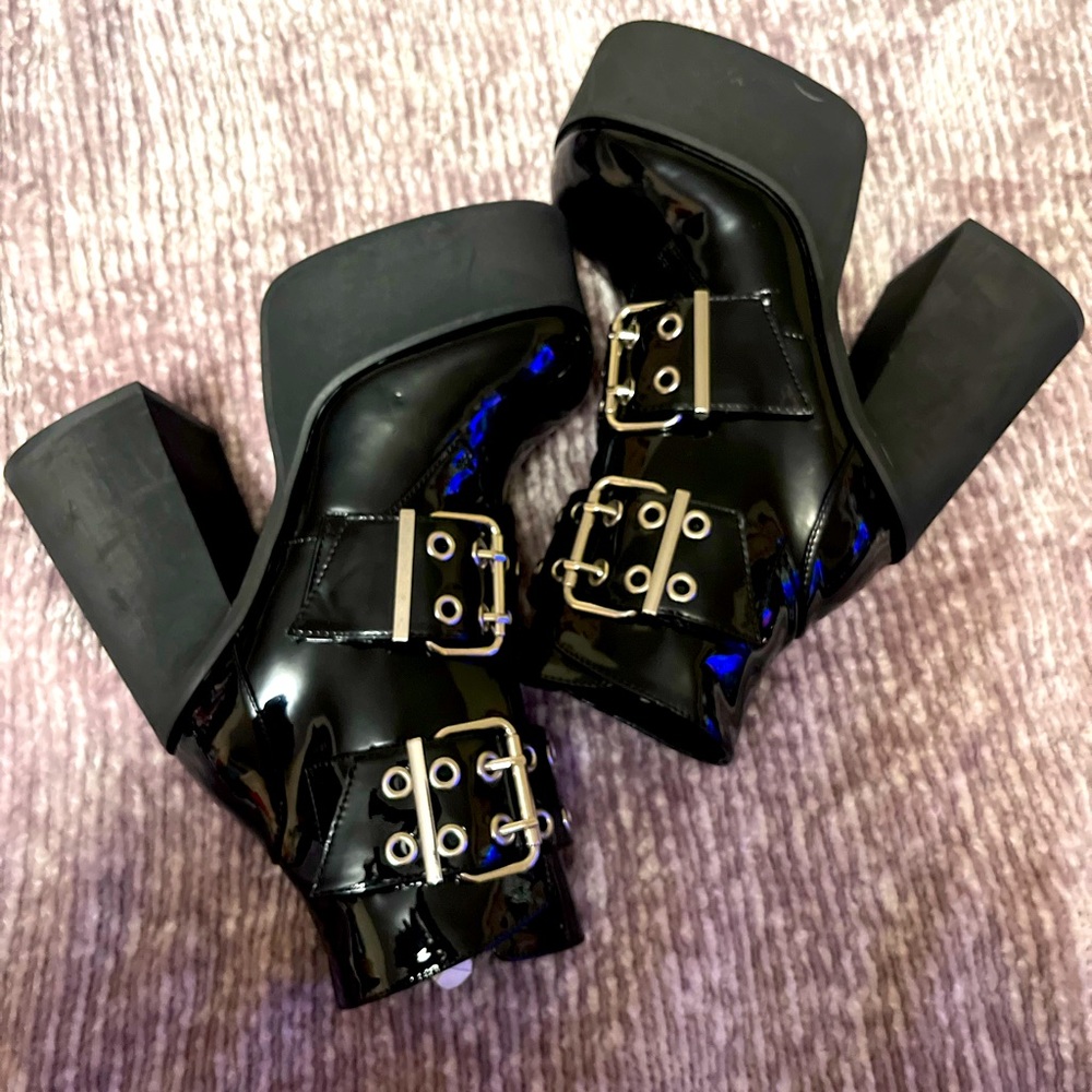 Unreleased widow patent leather boots